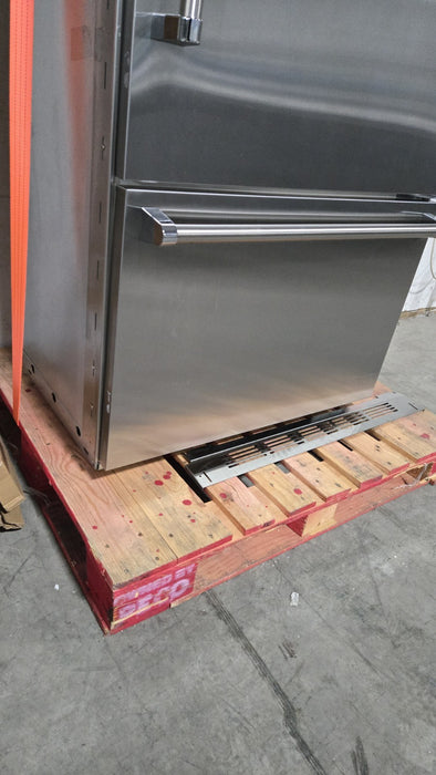 Viking VCBB5363ERSS Built-in Fridge W/ Bottom Freezer 5 Year Warranty Included!!